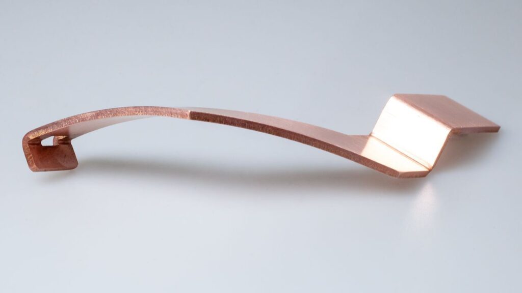 Gebogenes Kupferbauteil – SLT – Edwin Schmitt Lasertechnik Gebogenes Bauteil aus Kupfer, hergestellt durch CNC-Biegen bei Edwin Schmitt Lasertechnik für präzise Anwendungen.