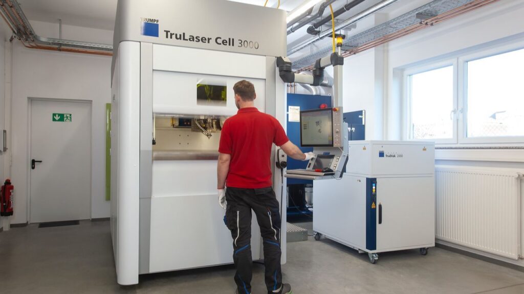 TruLaser Cell 3000 in Betrieb – SLT – Edwin Schmitt Lasertechnik Ein Mitarbeiter der Edwin Schmitt Lasertechnik GmbH bedient die TruLaser Cell 3000 – präzise Laserfertigung direkt an der Anlage.
