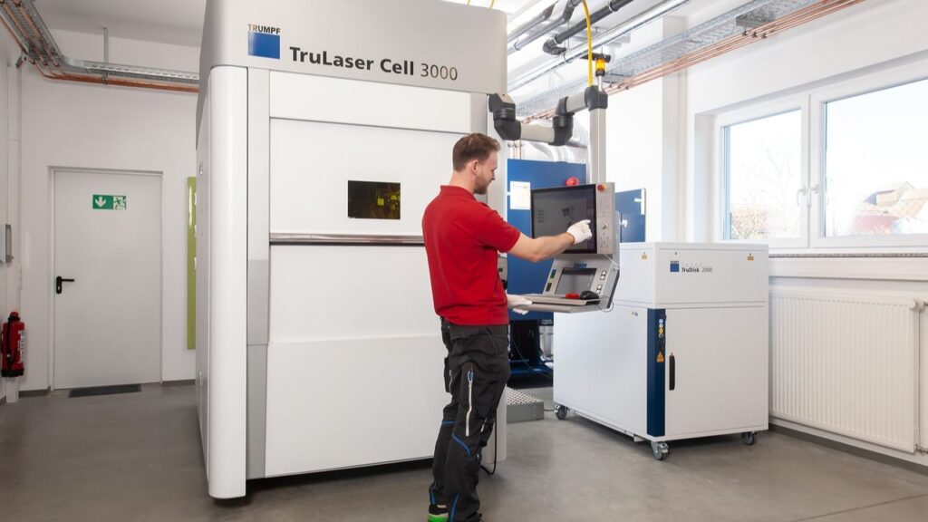 CNC-Laserbearbeitung bei SLT – Edwin Schmitt Lasertechnik Ein Mitarbeiter arbeitet an der TruLaser Cell 3000 – moderne CNC-gesteuerte Lasertechnik für präzises Schneiden und Schweißen bei SLT.