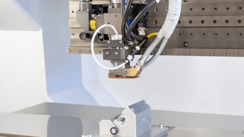 Hochpräziser Laserkopf – SLT – Edwin Schmitt Lasertechnik Moderner Laserkopf für präzise Schneid- und Schweißprozesse im Maschinenpark von Edwin Schmitt – Lasertechnik GmbH.